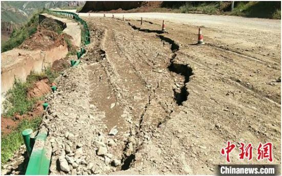 圖為發(fā)生路基下沉滑移險情的路段。果洛公路總段供圖