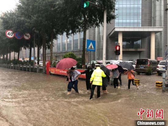 8月28日，青海省東部出現(xiàn)強(qiáng)降水天氣過程，其中西寧地區(qū)出現(xiàn)入汛以來雨量最大、強(qiáng)度最大的強(qiáng)降水過程。西寧交警供圖