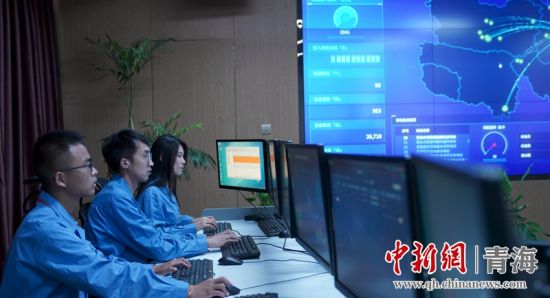 圖為國(guó)網(wǎng)青海電力大數(shù)據(jù)中心工作人員正在監(jiān)控綠電相關(guān)數(shù)據(jù)。王國(guó)棟攝