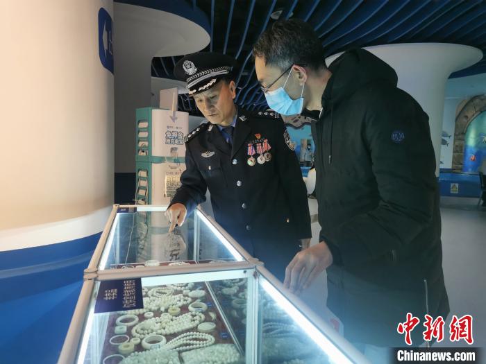 圖為森林警察為游客講解查獲這些象牙制品過程中發(fā)生的真實(shí)故事?！∥乃碱?攝