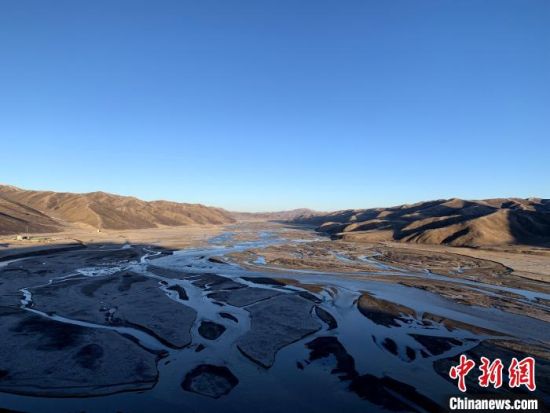 圖為三江源腹地，黃河流經(jīng)達(dá)日縣。（資料圖） 孫睿 攝 　　