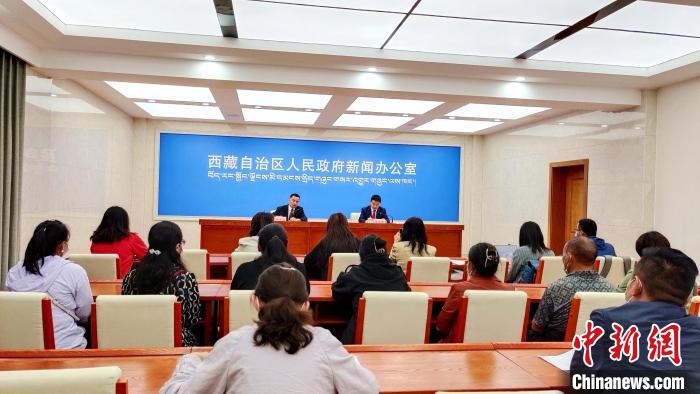 圖為西藏阿里地區(qū)在拉薩召開新聞發(fā)布會，發(fā)布西藏和平解放70年來阿里地區(qū)經(jīng)濟社會發(fā)展成就?！∝暽＠?攝