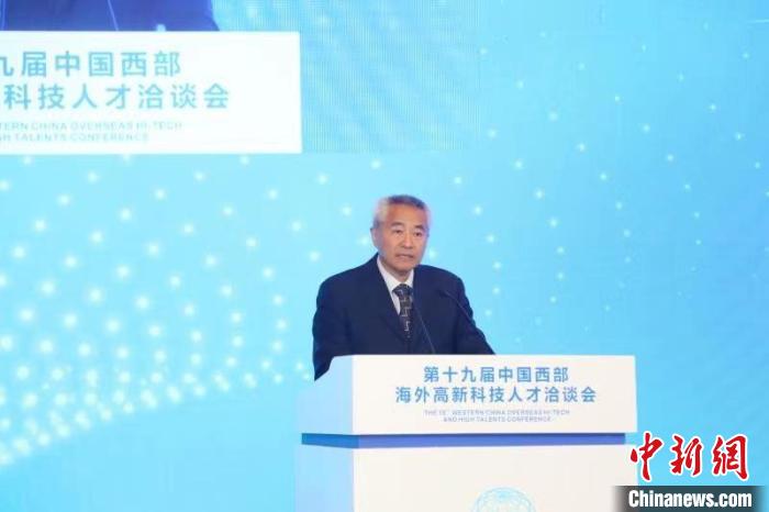 全國政協(xié)副主席、九三學(xué)社中央常務(wù)副主席邵鴻出席論壇并致辭?！∷拇ㄊ∥y(tǒng)戰(zhàn)部供圖