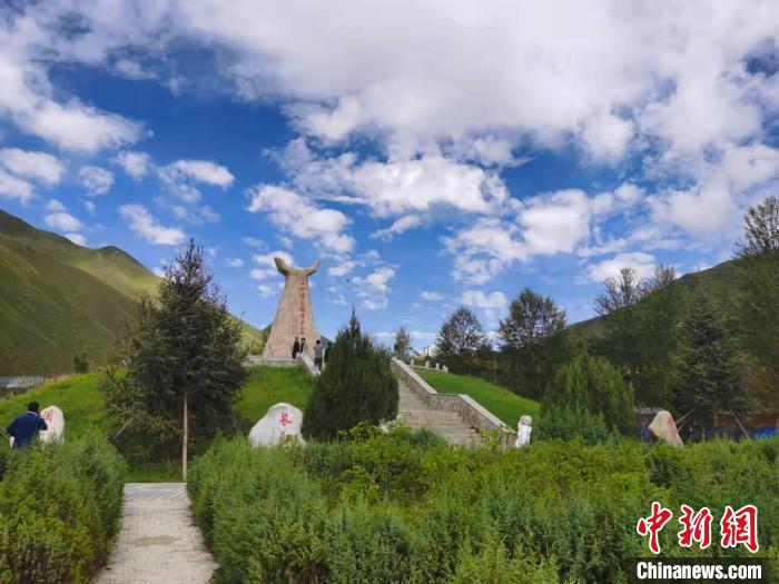 圖為三江源自然保護(hù)區(qū)紀(jì)念碑。　青海省文化和旅游廳供圖