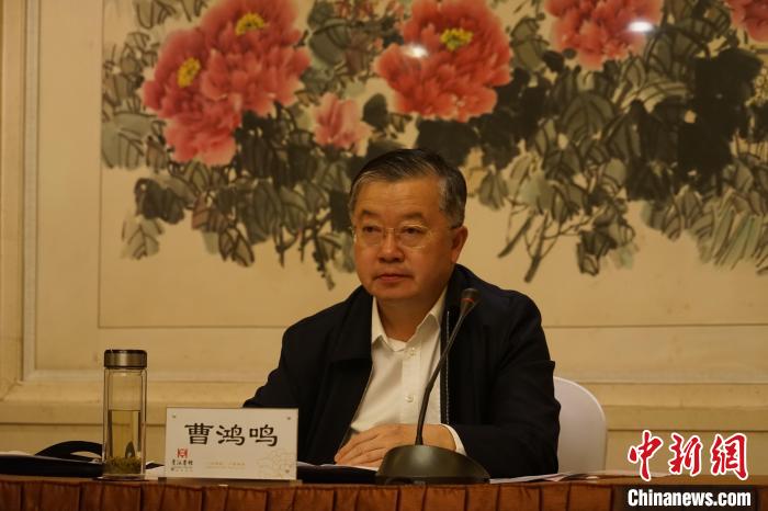 圖為全國人大常委會(huì)委員、全國人大華僑委員會(huì)副主任委員、致公黨中央副主席曹鴻鳴講話?！∨擞隄?攝