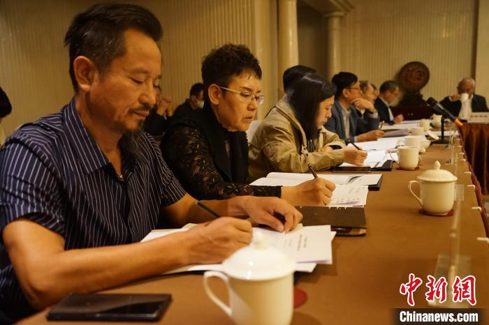 圖為座談會(huì)現(xiàn)場?！∨擞隄?攝
