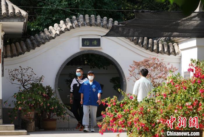 圖為市民在西寧園林植物園內(nèi)觀花賞景?！●R銘言 攝