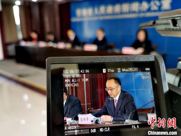 圖為青海省水利廳廳長張世豐參加新聞發(fā)布會?！?zhí)砀?攝
