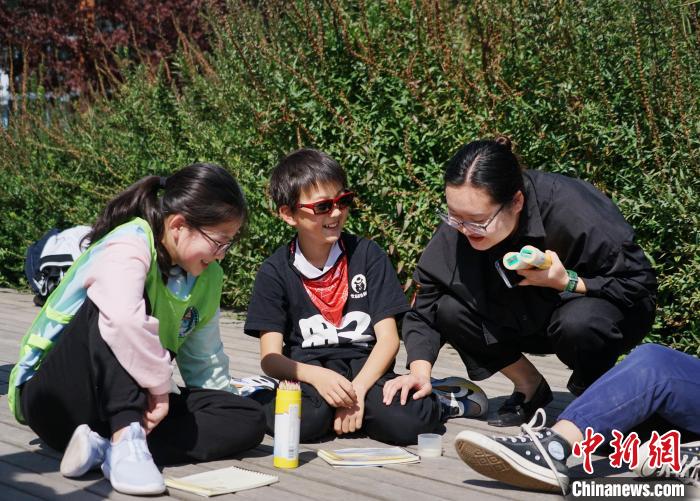 圖為小朋友在青海西寧湟水國家濕地公園內(nèi)認(rèn)識(shí)植物并進(jìn)行繪畫?！●R銘言 攝