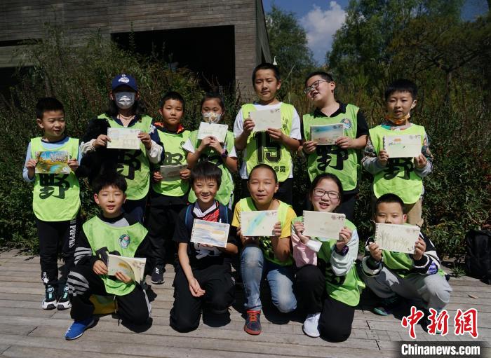圖為小朋友展示學(xué)習(xí)成果。　馬銘言 攝