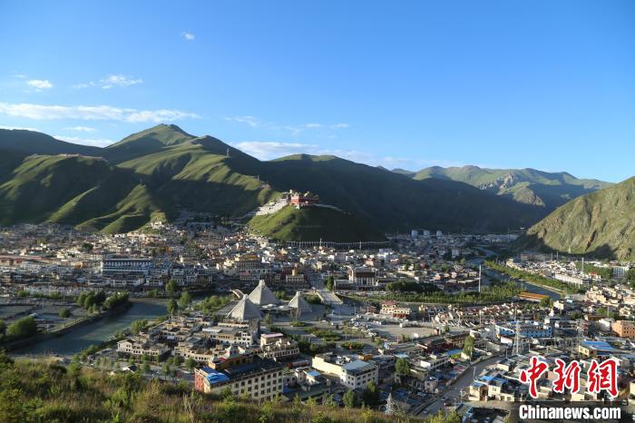 圖為航拍玉樹市。　玉樹市委宣傳部供圖