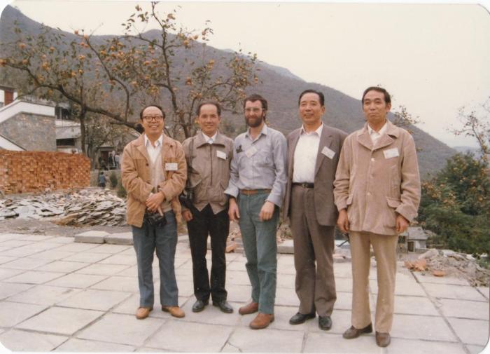 1987年早期脊椎動(dòng)物國(guó)際研討會(huì)在中國(guó)舉行，劉玉海先生(右一)與中外同行專(zhuān)家合影。　Gavin Young(澳大利亞) 供圖