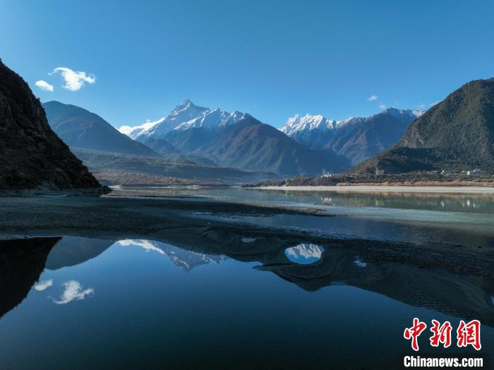 西藏林芝雅魯藏布江和遠處的雪山?！《拘?攝