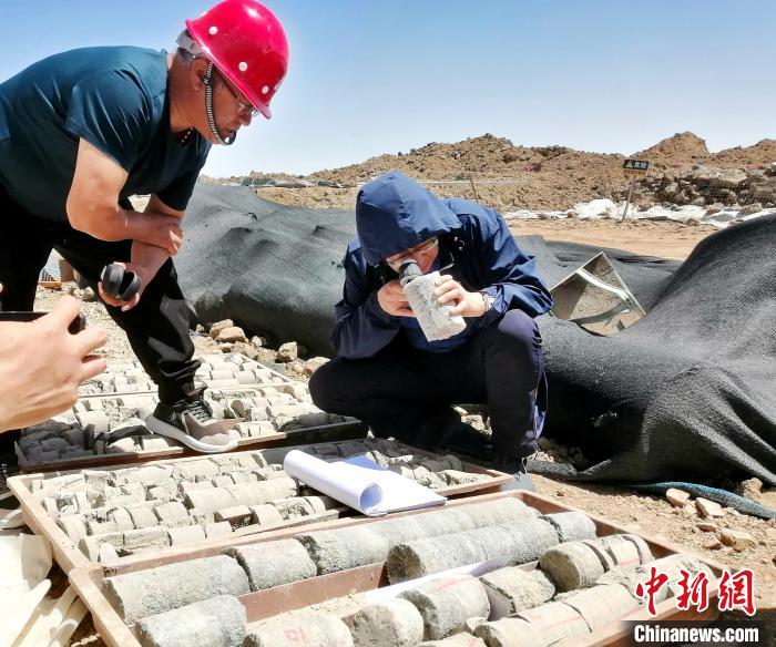 圖為地質(zhì)專家觀察含鹽地層。(資料圖) 柴綜院 供圖