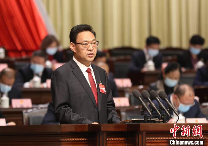 圖為青海省西寧市人民政府代市長(zhǎng)石建平作政府工作報(bào)告。　祁增蓓 攝