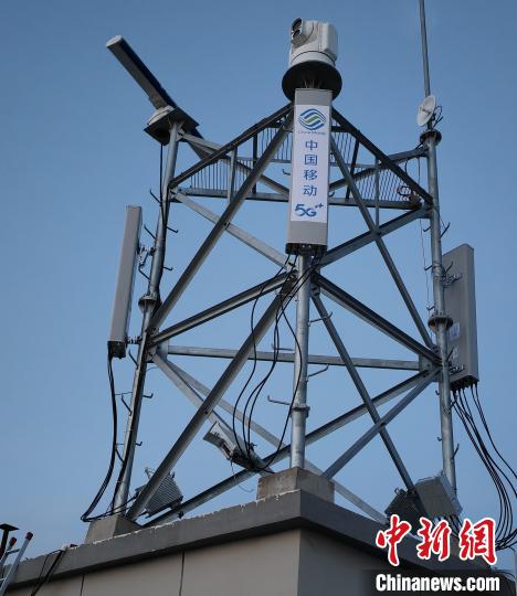 資料圖為建在龍羊峽湖區(qū)內(nèi)的5G基站。　青海移動(dòng)海南分公司供圖