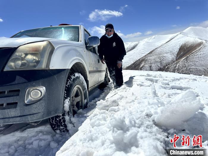 圖為生態(tài)管護(hù)人員準(zhǔn)備在雪地推車(chē)。　丁巴達(dá)杰 攝