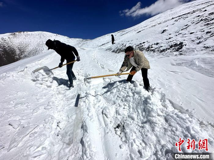 圖為生態(tài)管護(hù)人員在巡護(hù)道路上清雪?！《“瓦_(dá)杰 攝