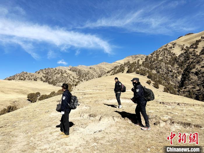 圖為生態(tài)管護(hù)人員開(kāi)展巡護(hù)?！《“瓦_(dá)杰 攝