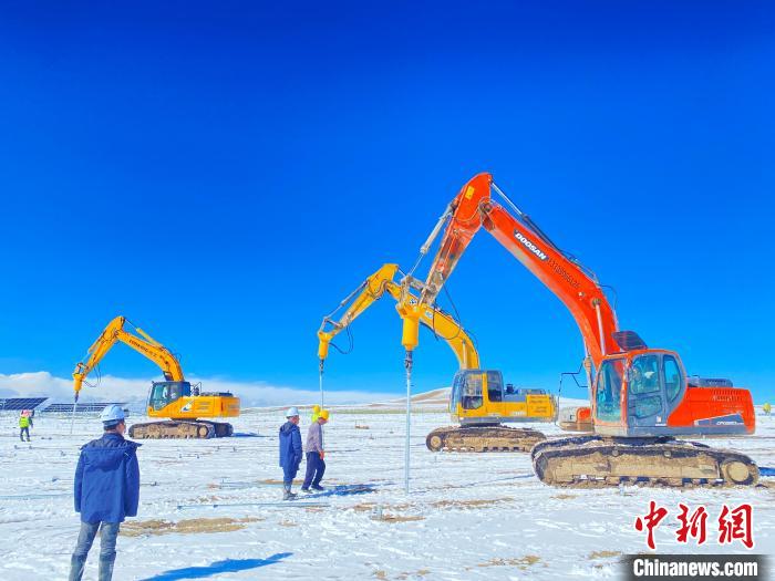 圖為雪中施工。資料圖 姜佳保供圖