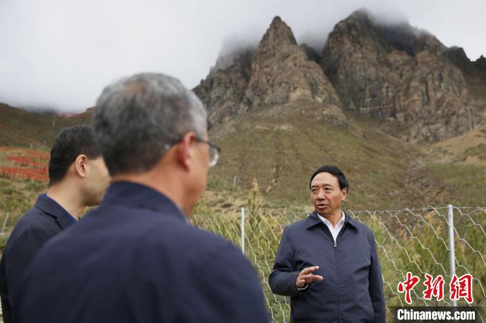 圖為西藏自治區(qū)人大常委會副主任、拉薩南北山綠化指揮部副總指揮江白(右)。　貢確 攝