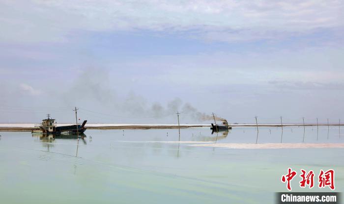 “天空之鏡”青海茶卡鹽湖：迎黃金旅游季，獨(dú)特景色引客來(lái)