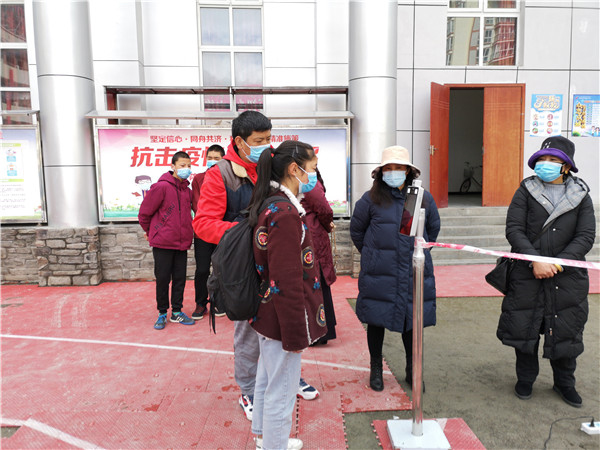 圖片默認(rèn)標(biāo)題_fororder_1、學(xué)生排隊(duì)進(jìn)入校園-攝影-左斌