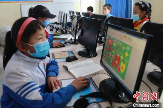 圖為鄉(xiāng)村學(xué)校少年宮的孩子們正在上電腦課?！〔抛尡尽z