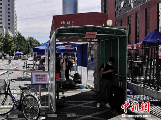 中國科學院大學校門外，豎立著“家長止步”的提示牌。 中新網(wǎng) 張尼 攝