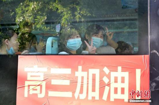 資料圖：2020年7月，廣西南寧沛鴻民族中學(xué)內(nèi)，高三學(xué)生乘坐高考專車前往考點。 中新社記者 俞靖 攝