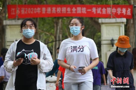 資料圖：2020年7月6日，江蘇南京一處考點(diǎn)，高考考生看完考場(chǎng)后走出考點(diǎn)。 中新社記者 泱波 攝