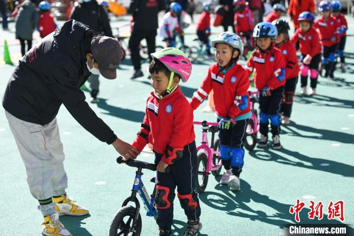 圖為拉薩市實驗幼兒園孩子們在教練的指導下練習滑步車。　何蓬磊 攝