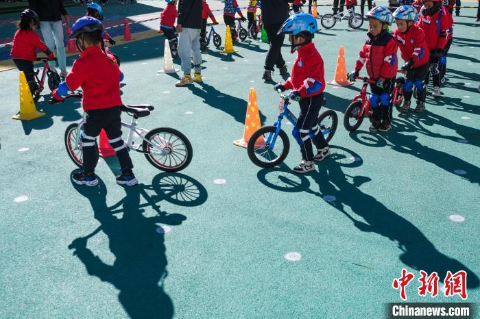 圖為拉薩市實驗幼兒園孩子們正在練習滑步車。　何蓬磊 攝