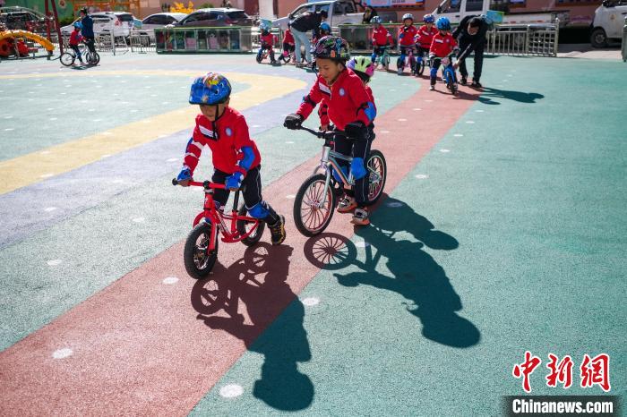 圖為拉薩市實驗幼兒園孩子們正在練習滑步車?！『闻罾?攝