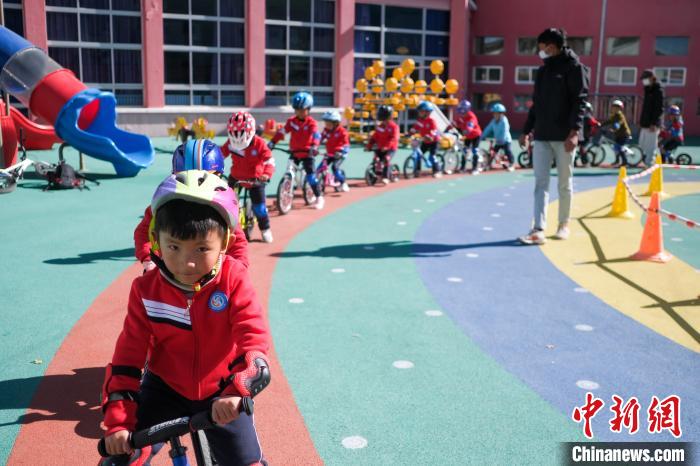 圖為拉薩市實驗幼兒園孩子們在教練的指導下練習滑步車?！『闻罾?攝