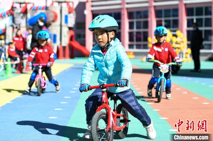 圖為拉薩市實驗幼兒園孩子們正在練習滑步車?！『闻罾?攝