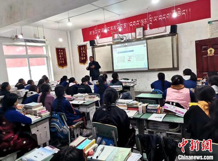 學(xué)生在免費輔導(dǎo)班上課。　尼瑪初 攝