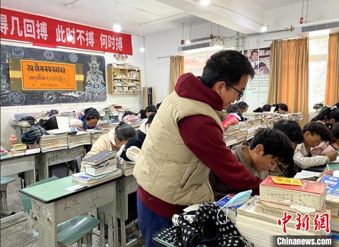 學(xué)生在免費輔導(dǎo)班上課。　尼瑪初 攝
