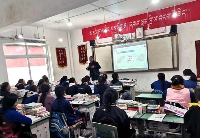 學(xué)生在免費輔導(dǎo)班上課。　尼瑪初 攝