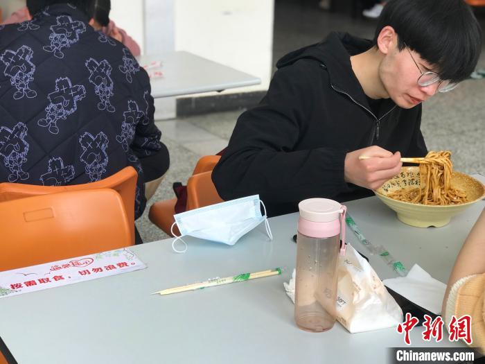 3月17日，西藏大學(xué)學(xué)生正在學(xué)校食堂用餐，餐桌上寫著“按需取餐，切勿浪費(fèi)”?！∪轿木?攝