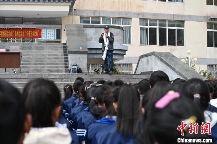 圖為西藏大學教授寧長春為中學生授課。　趙朗 攝