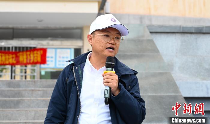 圖為西藏大學教授李昊為中學生授課?！≮w朗 攝