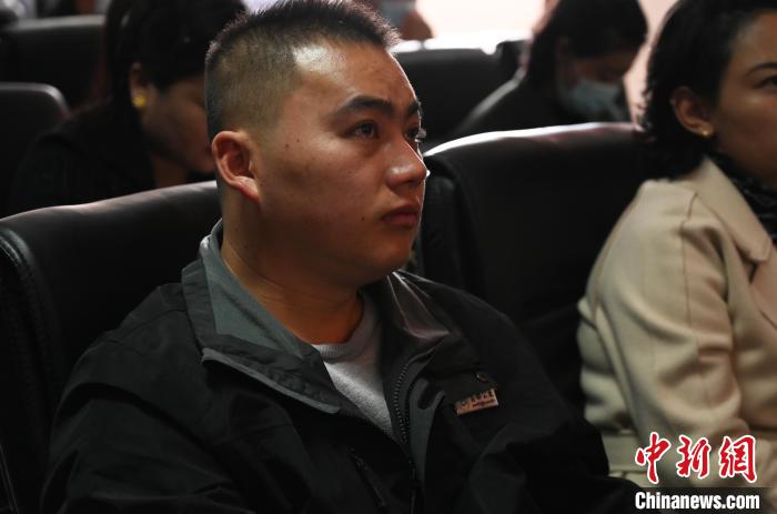 圖為企業(yè)工作人員參加講座。　趙朗 攝