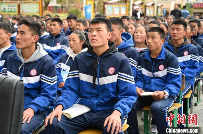 圖為昌都市第五高級中學學生參加授課。　趙朗 攝