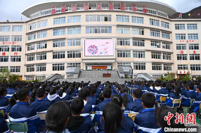 圖為昌都市第五高級中學全體學生參加授課?！≮w朗 攝