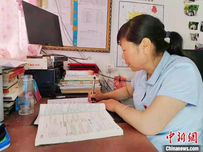 甘肅環(huán)縣“全能老師”堅(jiān)守“麻雀學(xué)?！保簩W(xué)生在，我就在