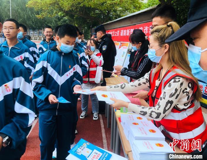 圖為西寧市法制宣傳進校園。　西寧市城西區(qū)供圖