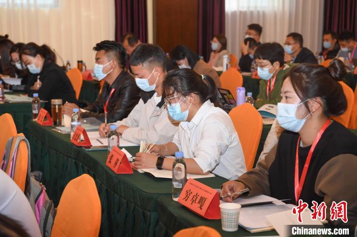 圖為第十五期全國預防青少年違法犯罪工作理論與務實高級研修班學員正在上課?！∝暩聛硭?攝