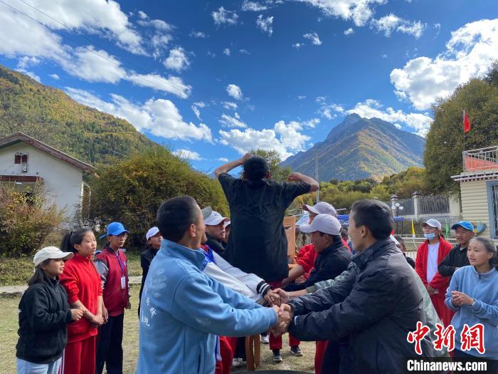 圖為學(xué)生們在西藏巴松措青少年活動營地開展趣味活動?！∥鞑厍嗌倌陮嵺`教育基地供圖