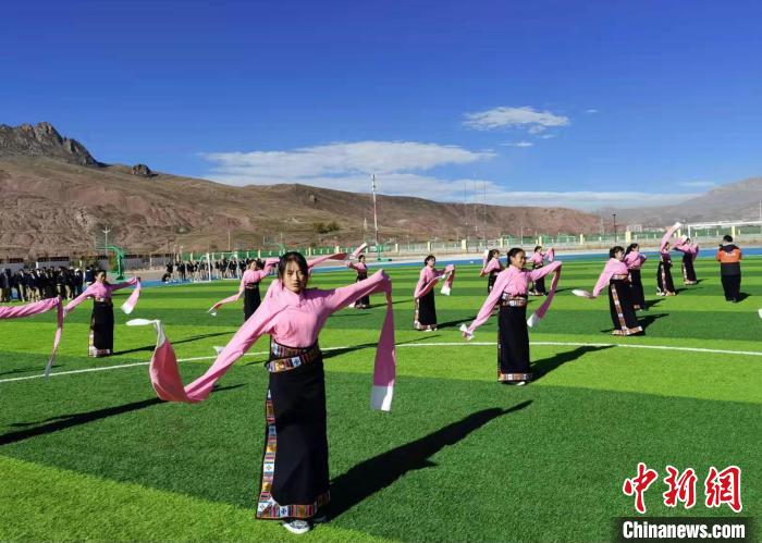 圖為青海師范大學(xué)附屬玉樹實(shí)驗(yàn)學(xué)校學(xué)生在綠茵場(chǎng)跳起囊謙古舞—卓根瑪?！“讋?攝